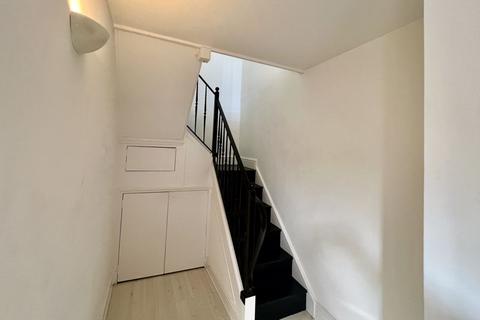 2 bedroom terraced house to rent, High Street, Minster