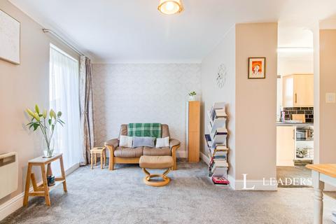 1 bedroom apartment to rent, Pembroke Avenue, KT12