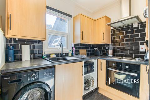 1 bedroom apartment to rent, Pembroke Avenue, KT12