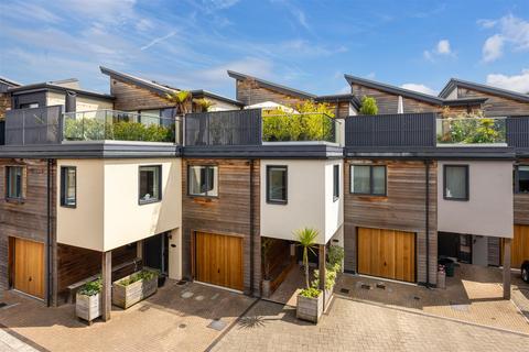 17 Baltic Way, Totnes, TQ9 5WY