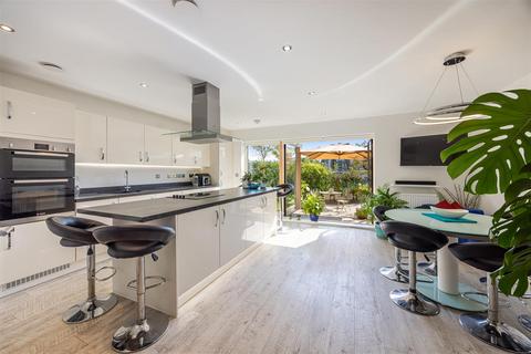 17 Baltic Way, Totnes, TQ9 5WY