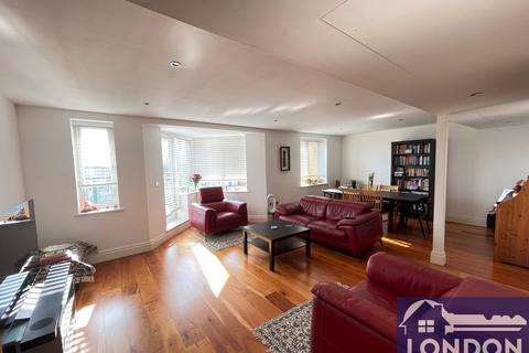 3 bedroom flat for sale, Strand Drive, Richmond TW9