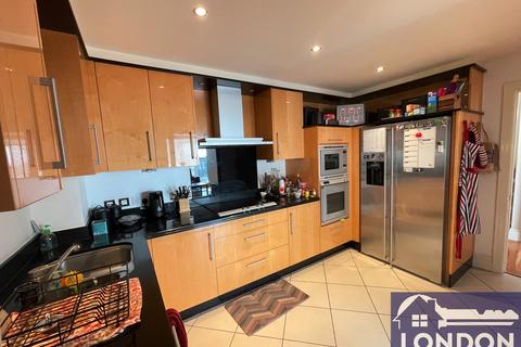 3 bedroom flat for sale, Strand Drive, Richmond TW9