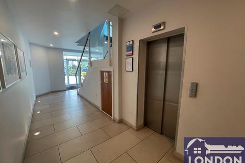 3 bedroom flat for sale, Strand Drive, Richmond TW9