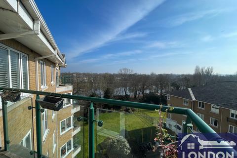 3 bedroom flat for sale, Strand Drive, Richmond TW9