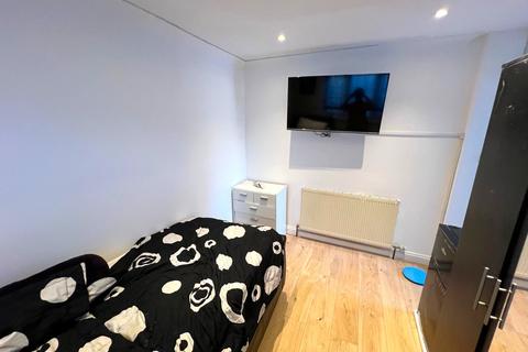 Studio to rent, Birch Close, Romford RM7