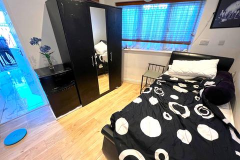 Studio to rent, Birch Close, Romford RM7
