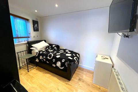 Studio to rent, Birch Close, Romford RM7
