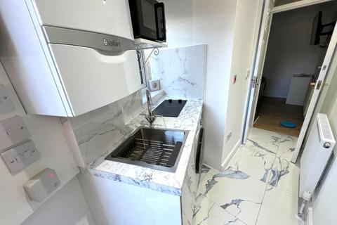 Studio to rent, Birch Close, Romford RM7
