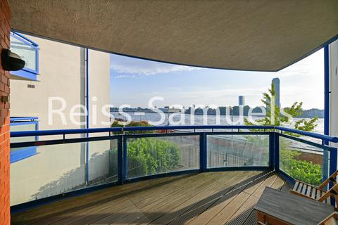 3 bedroom apartment to rent, Newton Place, Canary Wharf,London E14