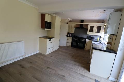 5 bedroom semi-detached house to rent, Moray Way, Romford RM1