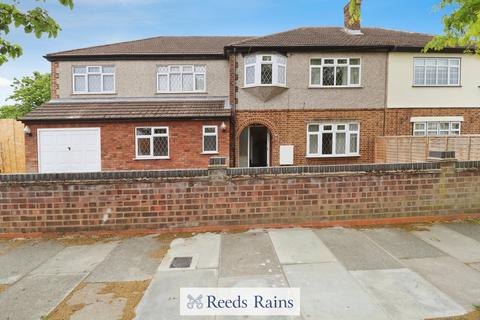 5 bedroom semi-detached house to rent, Moray Way, Romford RM1
