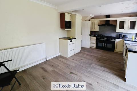 5 bedroom semi-detached house to rent, Moray Way, Romford RM1