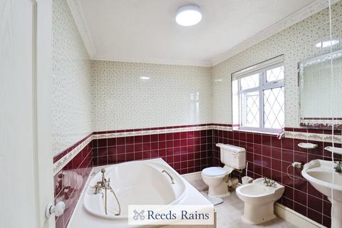 5 bedroom semi-detached house to rent, Moray Way, Romford RM1