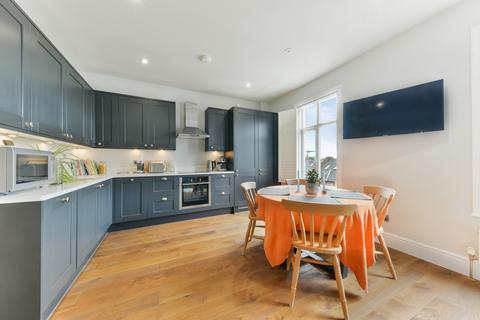 2 bedroom flat to rent, Replingham Road, SW18