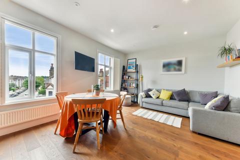 2 bedroom flat to rent, Replingham Road, SW18