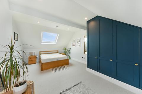 2 bedroom flat to rent, Replingham Road, SW18