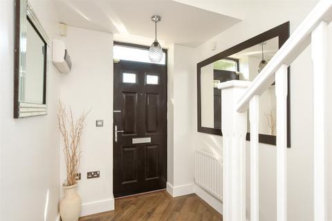 6 Newbery Close, Caterham, CR3 6GD