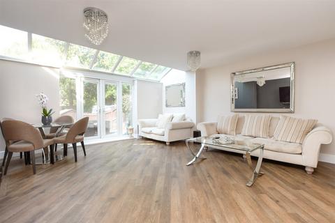 6 Newbery Close, Caterham, CR3 6GD