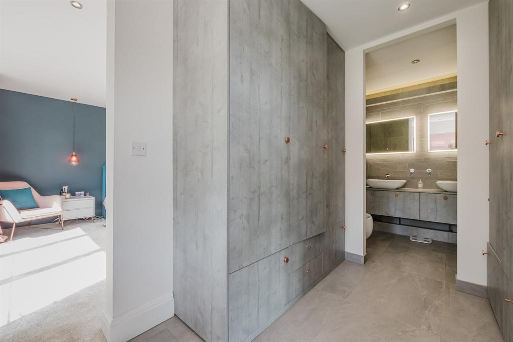 Walk-in Dressing Roo