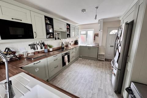 2 bedroom end of terrace house for sale, North Bank, Llandeilo