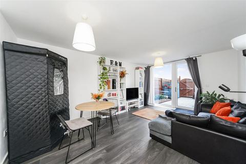 2 bedroom maisonette for sale, Hickman Avenue, London E4