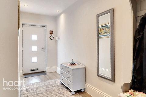 16 Homeway, Romford, RM3 0HD
