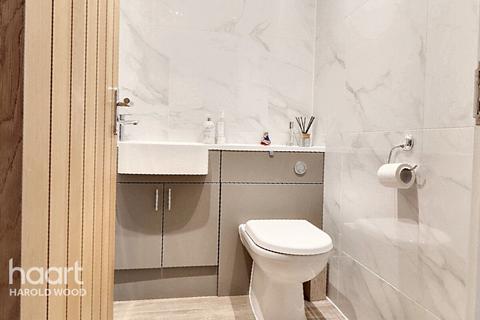 16 Homeway, Romford, RM3 0HD