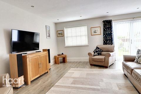 16 Homeway, Romford, RM3 0HD