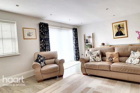 16 Homeway, Romford, RM3 0HD