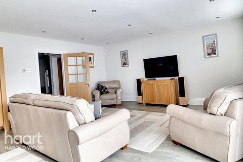 16 Homeway, Romford, RM3 0HD