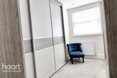 16 Homeway, Romford, RM3 0HD