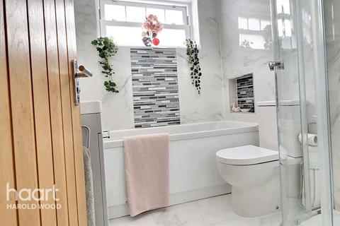 16 Homeway, Romford, RM3 0HD