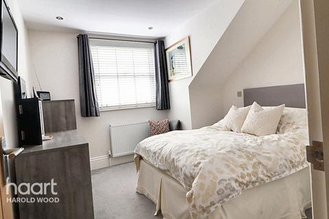 16 Homeway, Romford, RM3 0HD