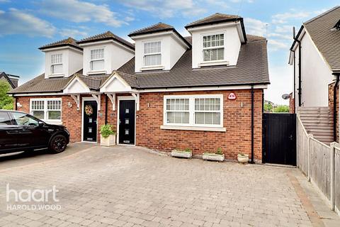 16 Homeway, Romford, RM3 0HD