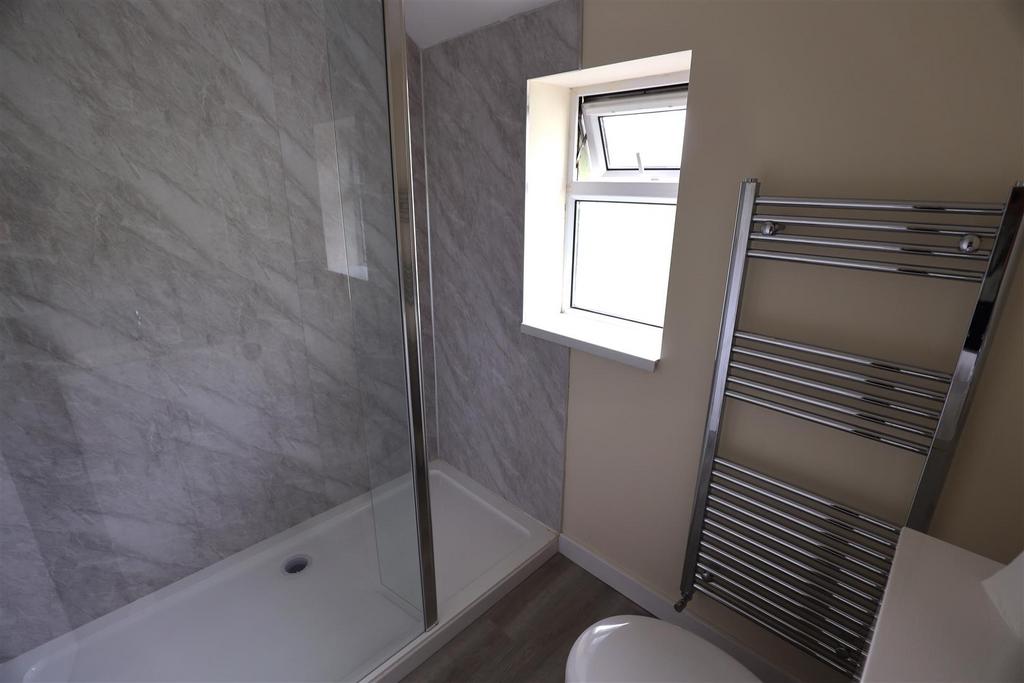 Bathroom 2 .JPG
