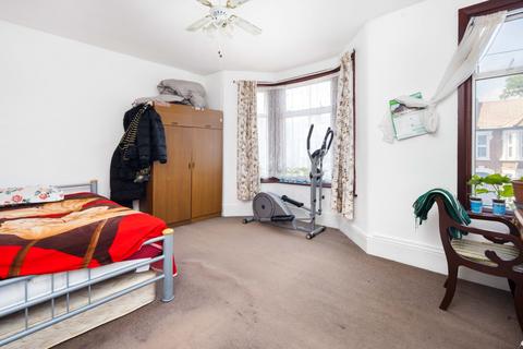 3 bedroom terraced house for sale, Shakespeare Crescent, London, E12