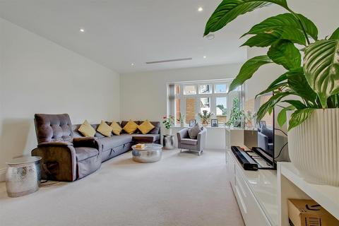 2 bedroom flat for sale, Hurley Court, 953 High Road, North Finchley