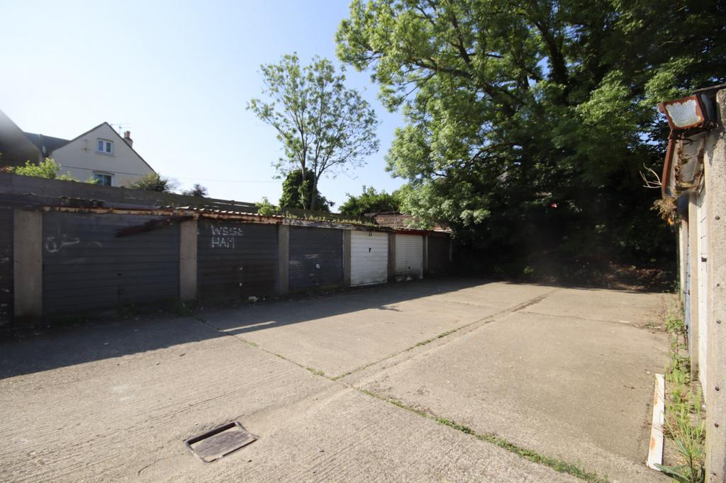 Single Garage in Walmer Gardens