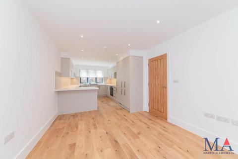 4 bedroom terraced house for sale, Gibbons Close, Borehamwood