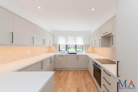 4 bedroom terraced house for sale, Gibbons Close, Borehamwood