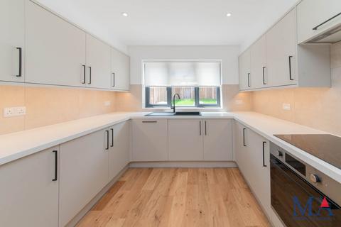 4 bedroom terraced house for sale, Gibbons Close, Borehamwood