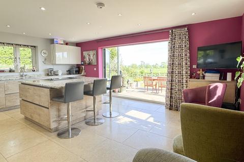 4 bedroom link detached house for sale, Oakley, Buckinghamshire