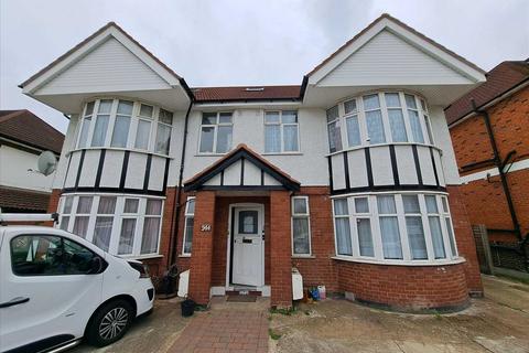Studio to rent, Stag Lane, London, NW9