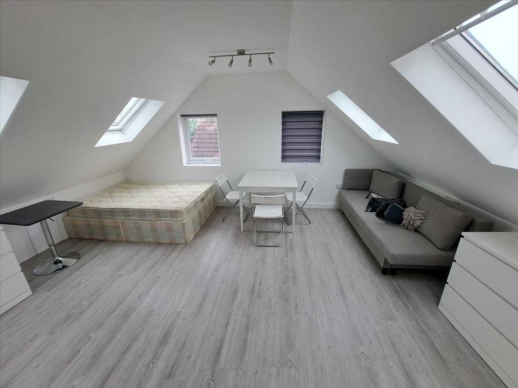 Studio Bedroom /