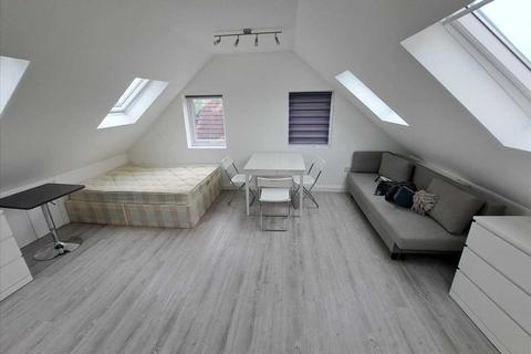 Studio to rent, Stag Lane, London, NW9
