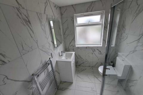 Studio to rent, Stag Lane, London, NW9