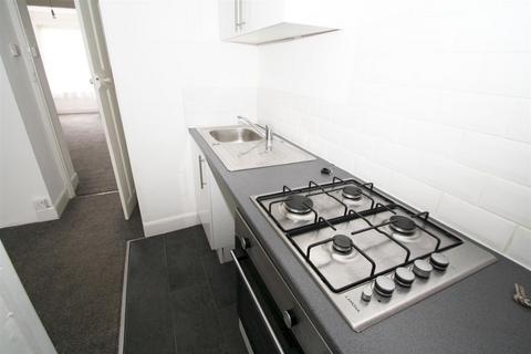 Studio to rent, Carlingford Drive, Westcliff-On-Sea