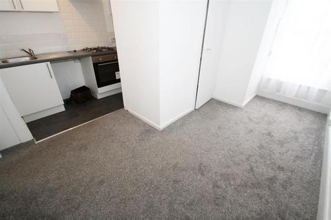 Studio to rent, Carlingford Drive, Westcliff-On-Sea