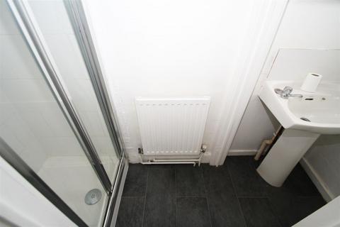 Studio to rent, Carlingford Drive, Westcliff-On-Sea